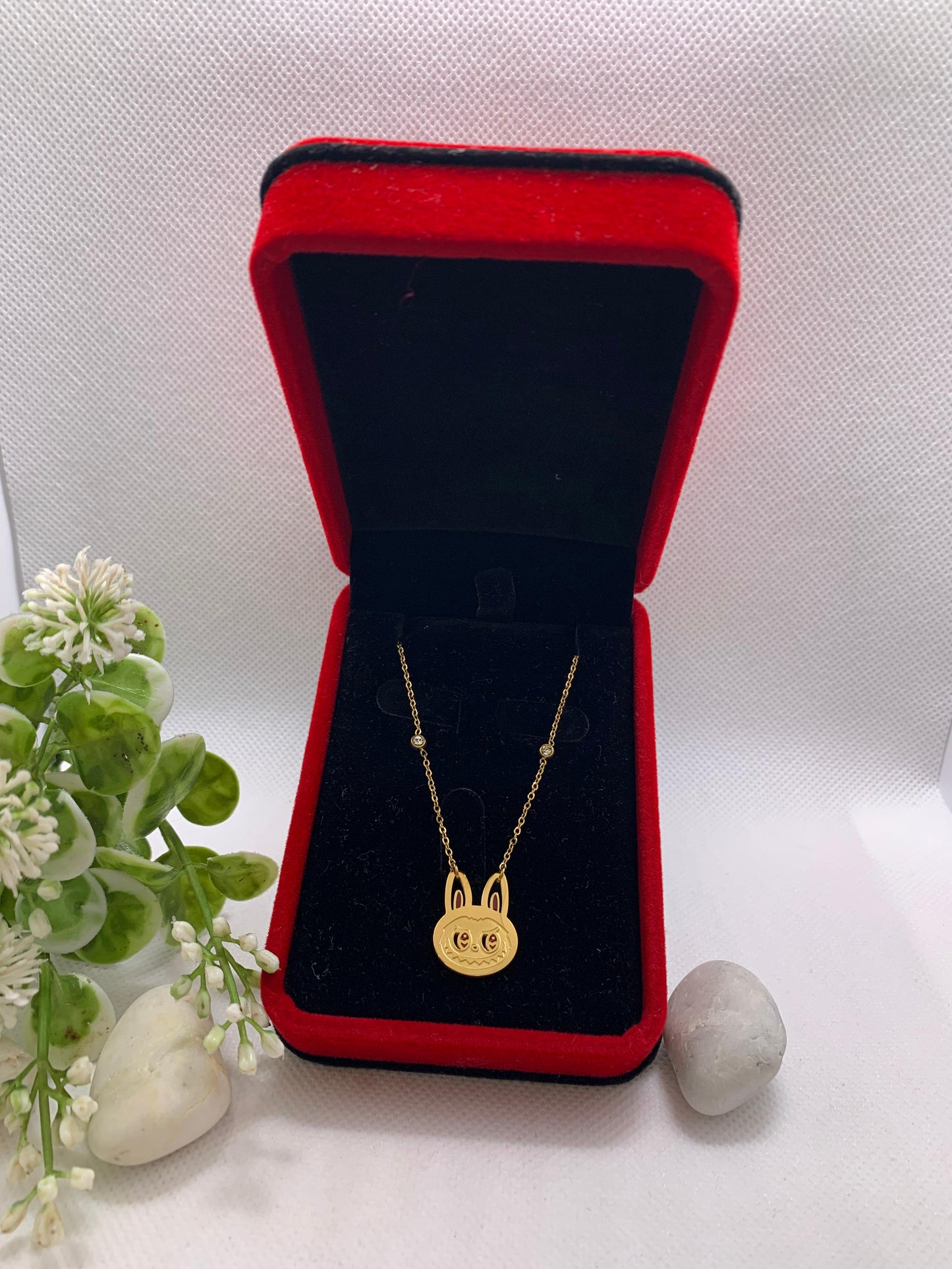 Collier Labubu – Pendentif Doré Unique avec Chaîne Élégante ✨🐰