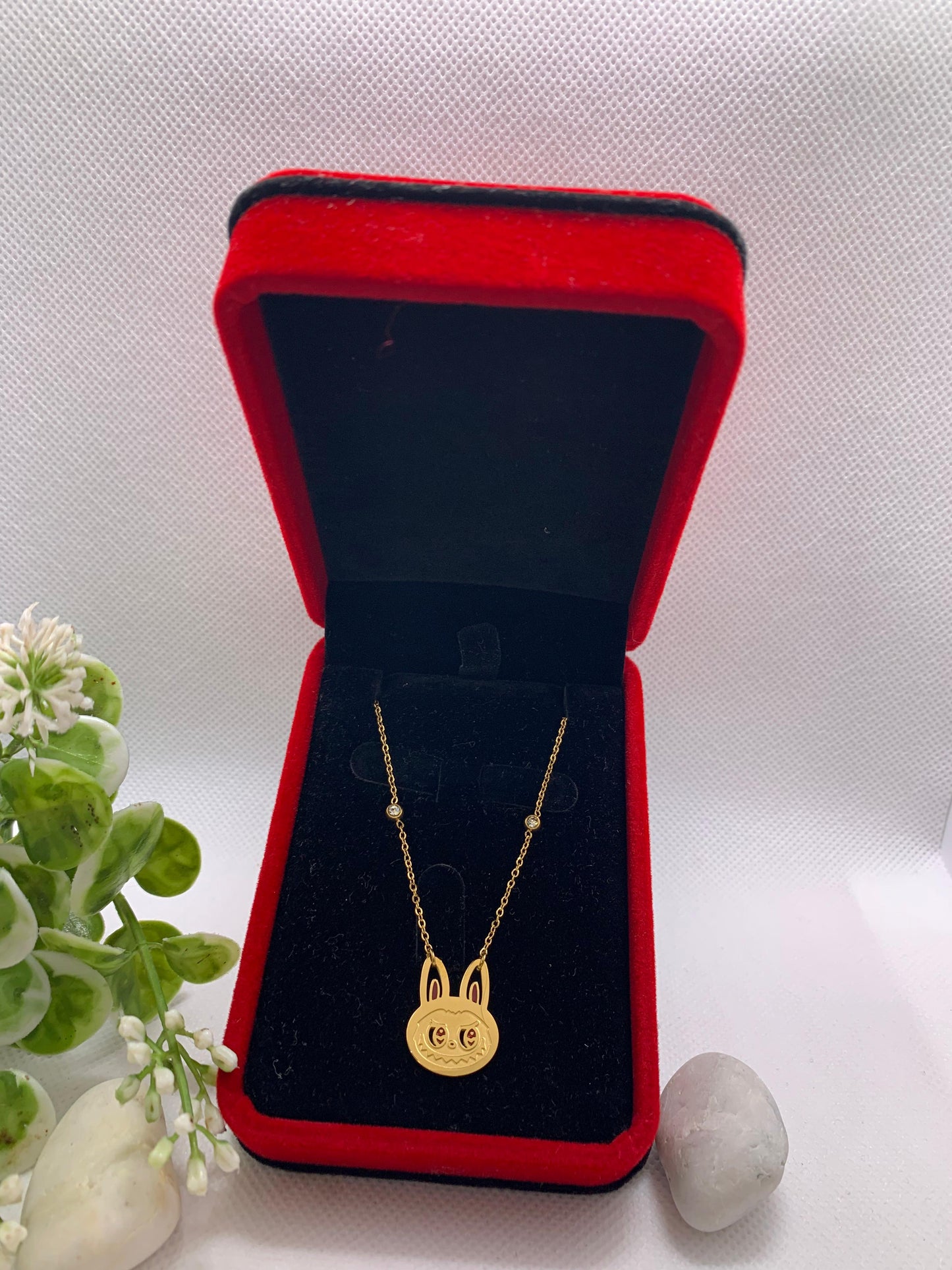 Collier Labubu – Pendentif Doré Unique avec Chaîne Élégante ✨🐰
