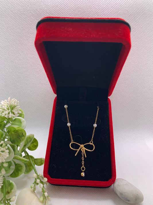💎 Collier Doré avec Nœud Élégant et Perles Fines 💎