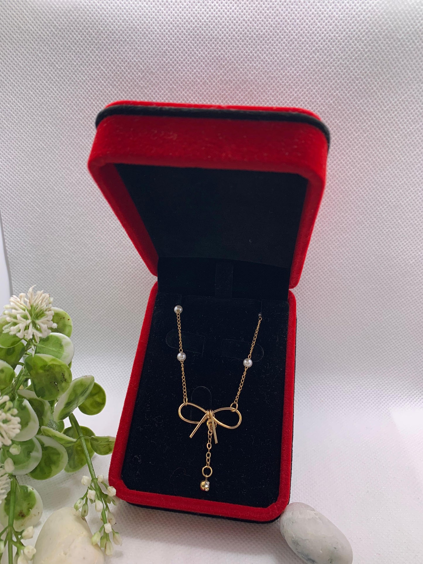 💎 Collier Doré avec Nœud Élégant et Perles Fines 💎