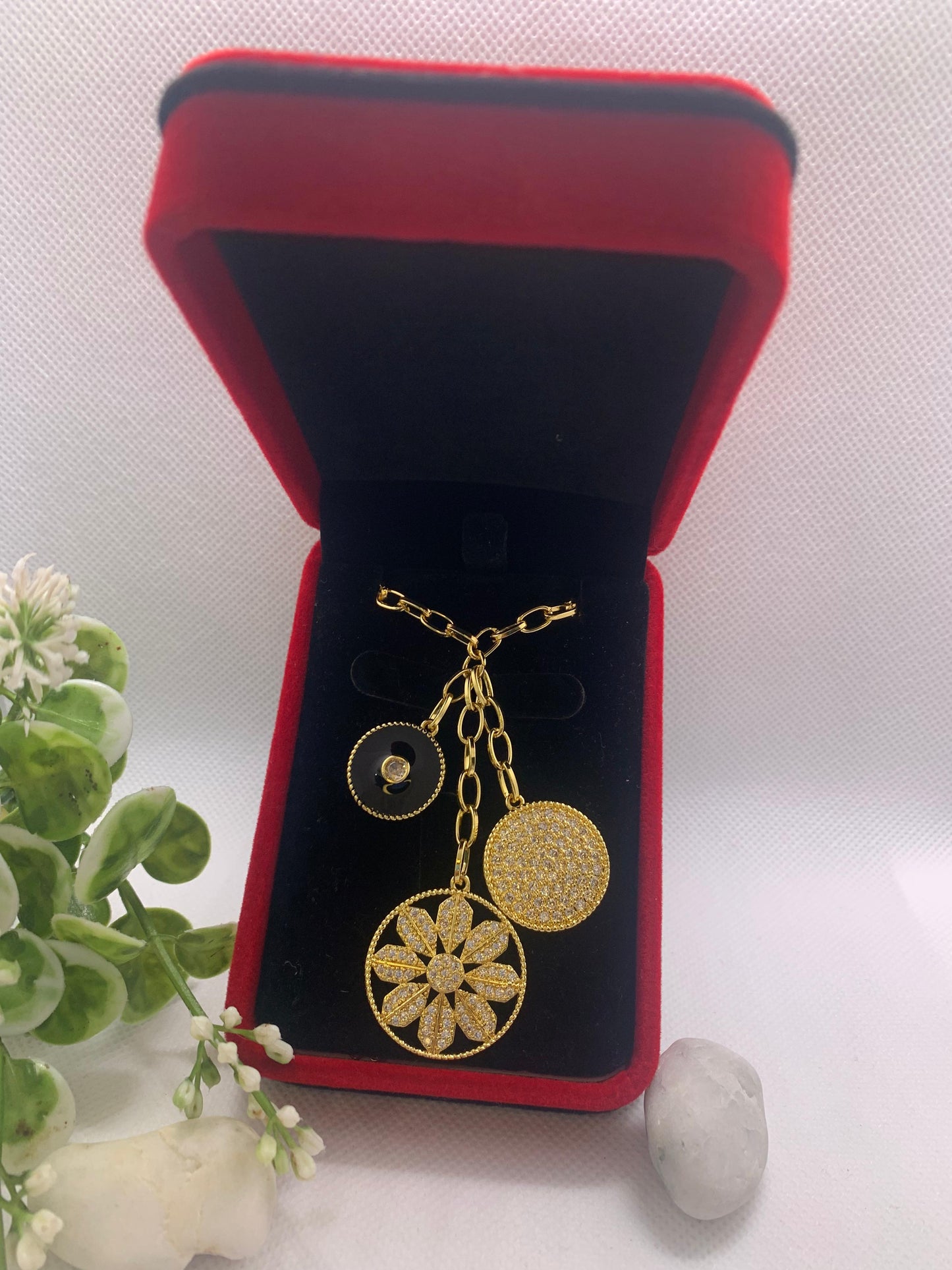 🌟 Collier Doré avec Pendentifs Ronds & Fleur Cristallisée 🌟