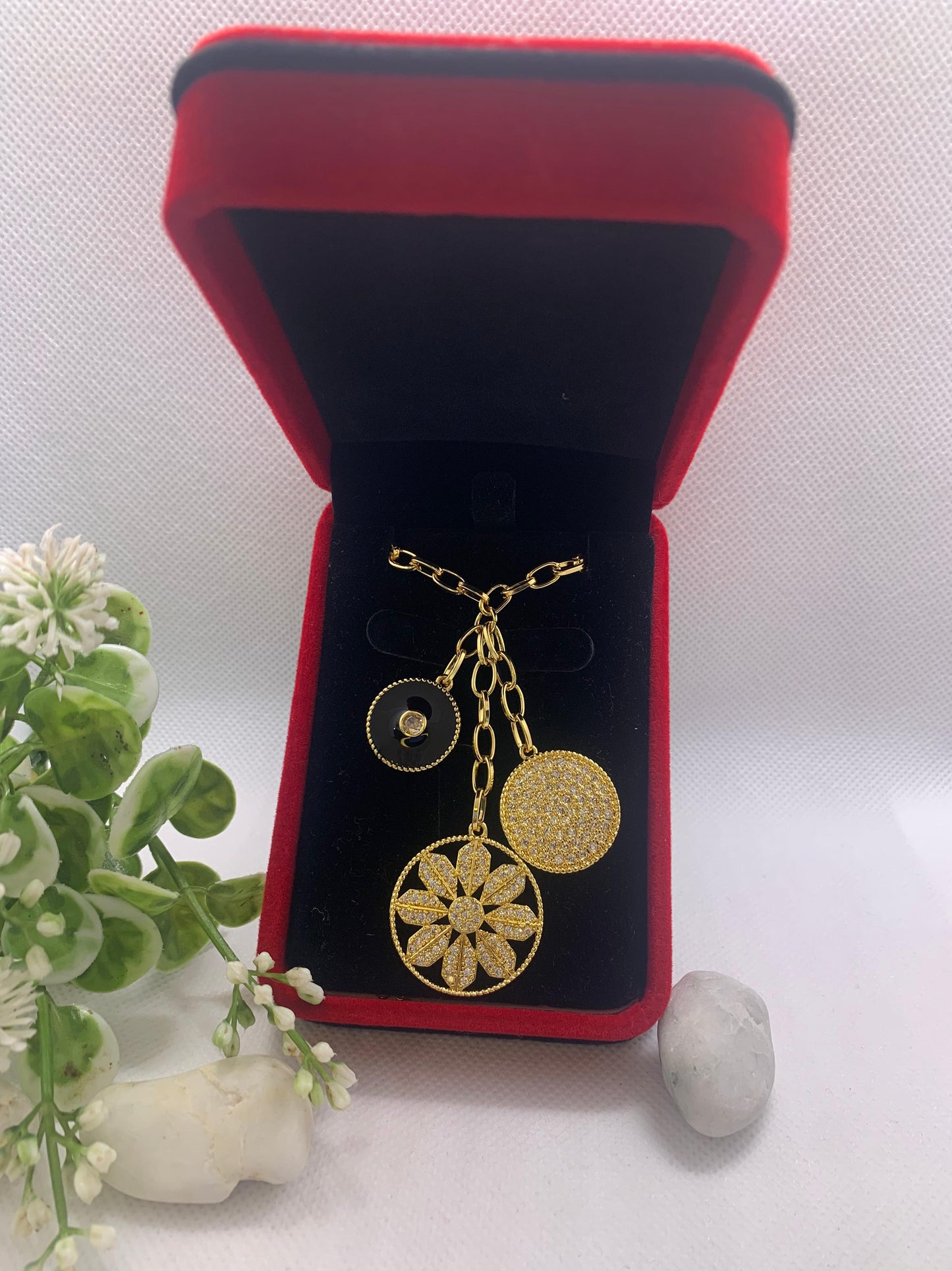 🌟 Collier Doré avec Pendentifs Ronds & Fleur Cristallisée 🌟