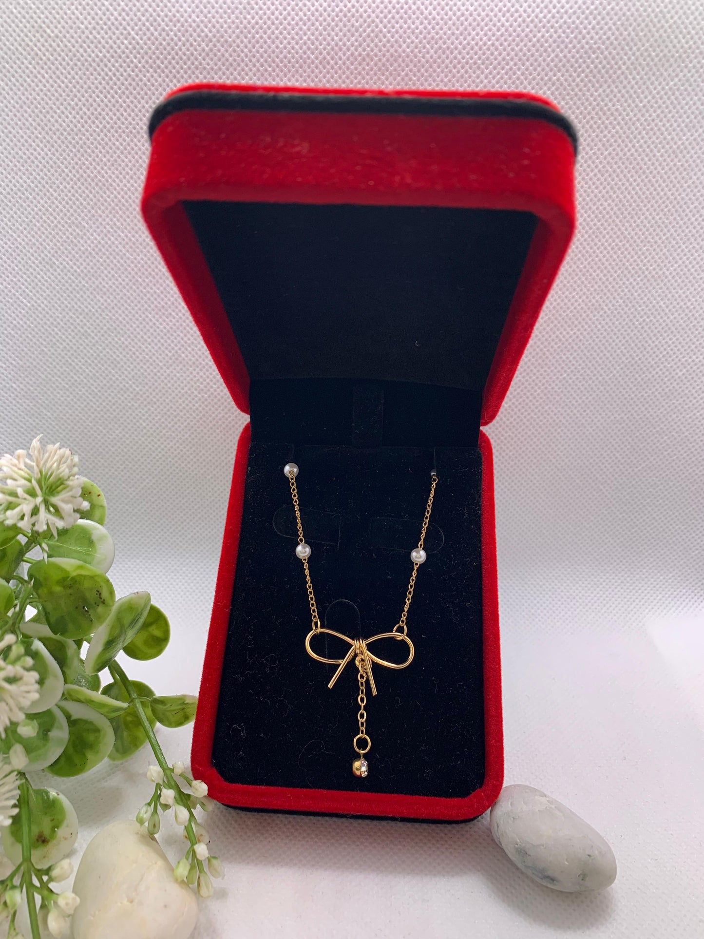 💎 Collier Doré avec Nœud Élégant et Perles Fines 💎